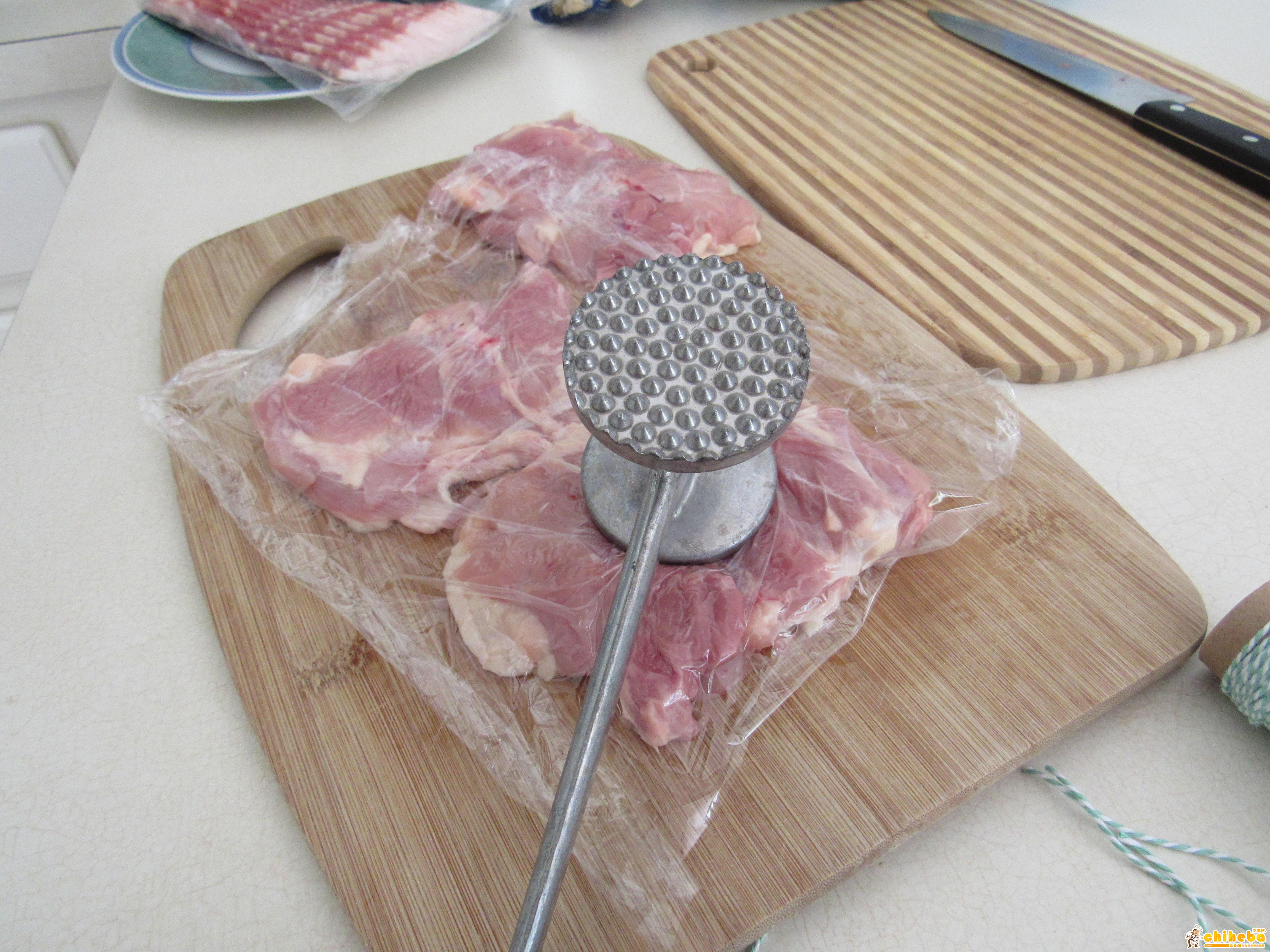 看西餐如何烹饪大鱼大肉 - 培根鸡肉菠菜卷的做法 步骤1